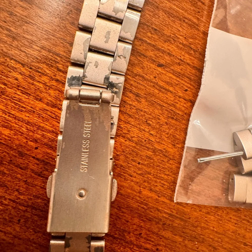 APPLE WATCH 41mm - series 7 - GPS + Cellular. PLUS 3 watch bands AND charger.
